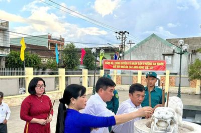 Dâng hoa, dâng hương tưởng niệm tại mộ tập thể 154 liệt sĩ Sư đoàn 3 Sao Vàng