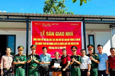 Xã Bình Hiệp bàn giao 3 căn nhà cho gia đình chính sách và hộ khó khăn