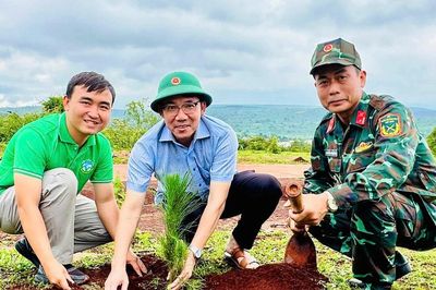 Trồng 1.200 cây xanh tại thao trường huấn luyện của Ban CHQS xã KDang