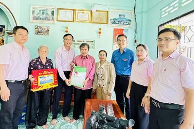 Công đoàn cơ sở Ngân hàng Chính sách xã hội tỉnh Khánh Hòa thăm, tặng quà người có công tại xã Khánh Sơn