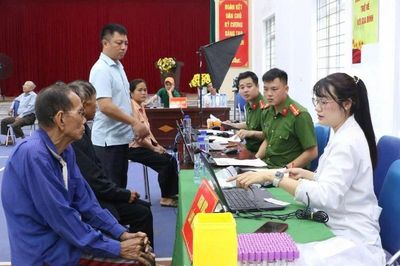 Pa Tần thực hiện thu nhận mẫu sinh phẩm ADN thân nhân liệt sĩ chưa xác định thông tin