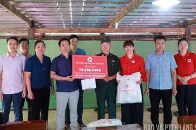 Tặng quà, hỗ trợ nạn nhân bị ảnh hưởng chất độc da cam