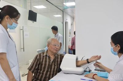 Phường Nam Cường phối hợp khám sức khỏe cho 525 đảng viên được tặng Huy hiệu 30 năm tuổi Đảng trở lên
