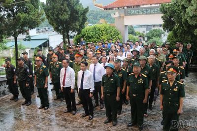 Đảng ủy, HĐND, UBND, Ủy ban MTTQ phường Cam Đường dâng hương tưởng niệm các Anh hùng liệt sĩ