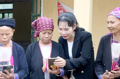 Đông Cuông: Phong trào 'Bình dân học vụ số' giúp gần 1.000 người dân tiếp cận công nghệ số