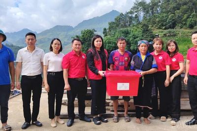 Hội Chữ thập đỏ tỉnh Lào Cai trao hỗ trợ khẩn cấp cho người dân vùng lũ