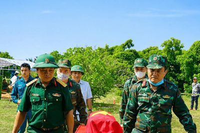Chờ một kỷ vật gọi tên người nằm lại