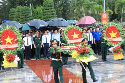 Phó Thủ tướng Chính phủ Phan Văn Giang dâng hương tưởng niệm tại Nghĩa trang Liệt sĩ Đắk Nông