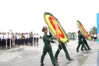 Lãnh đạo tỉnh Phú Thọ dâng hương tại Nghĩa trang Liệt sĩ Chiến dịch Hòa Bình