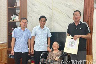 Trung tâm Y tế khu vực Hạ Hòa tặng quà Mẹ Việt Nam anh hùng