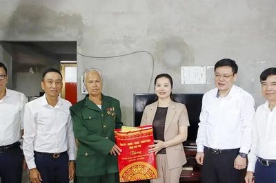 Phó Bí thư Tỉnh ủy, Chủ tịch Ủy ban MTTQ tỉnh thăm, tặng quà gia đình người có công tiêu biểu tại xã Thung Nai