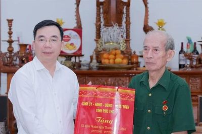 Phó Bí thư Tỉnh ủy Bùi Huy Vĩnh thăm, tặng quà thương binh, thân nhân liệt sĩ