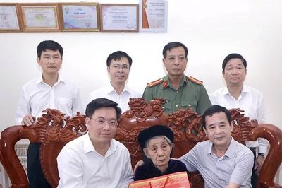 Chủ tịch UBND tỉnh Trần Duy Đông thăm, tặng quà gia đình chính sách tại xã Tam Dương