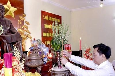 Lãnh đạo tỉnh dâng hương tưởng niệm Chủ tịch Hồ Chí Minh và các Anh hùng liệt sĩ
