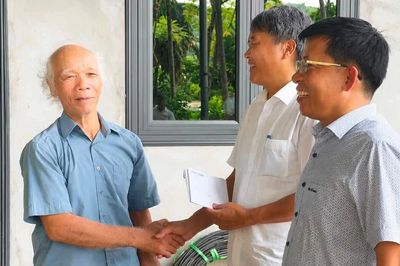 Xã Tân Thành: Trao hàng trăm suất quà cho gia đình chính sách và người có công