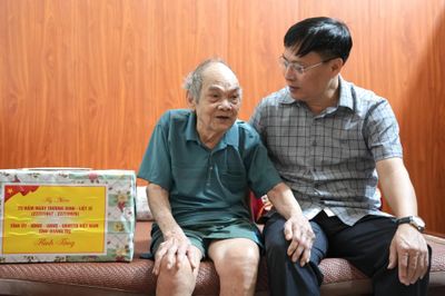 Thăm, tặng quà người có công với cách mạng nhân kỷ niệm 79 năm Ngày Thương binh-Liệt sĩ