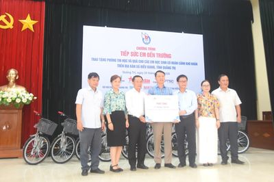 Hội Nhà báo Việt Nam tặng xe đạp, phòng máy tính cho học sinh và các trường học
