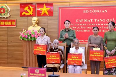 Đoàn công tác Bộ Công an dâng hương tri ân anh hùng liệt sĩ và tặng quà gia đình chính sách