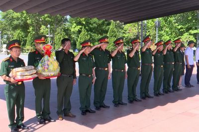 Hội Cựu chiến binh tỉnh dâng hương, tưởng niệm các anh hùng liệt sĩ