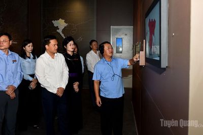 Bí thư Tỉnh ủy Hầu A Lềnh kiểm tra công tác chuẩn bị đưa vào sử dụng Bảo tàng Tân Trào và Phòng chiếu phim