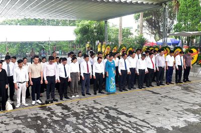 Ban Quản lý các khu công nghiệp, khu kinh tế tỉnh dâng hương tri ân các Anh hùng liệt sĩ