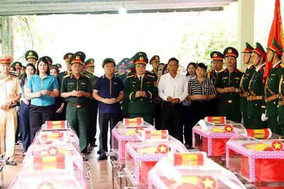 [CẬP NHẬT] Tiễn đưa hài cốt liệt sĩ về Nghĩa trang Liệt sĩ Quốc gia Vị Xuyên
