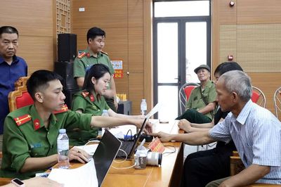 Công an tỉnh Tuyên Quang thu nhận mẫu sinh phẩm ADN của gần 50 thân nhân các liệt sĩ