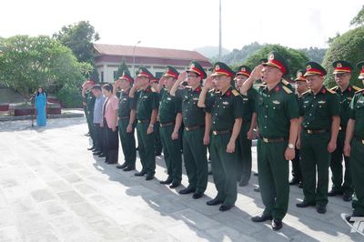Bộ Chỉ huy Quân sự tỉnh dâng hương tại Nghĩa trang Liệt sĩ Bắc Kạn