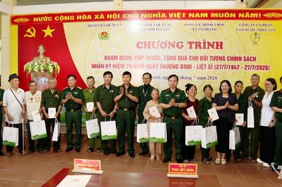 Khám bệnh, phát thuốc miễn phí cho đối tượng chính sách tại xã Vô Tranh