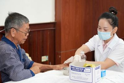 Khám, cấp phát thuốc miễn phí cho 200 người có công ở Hương Trà