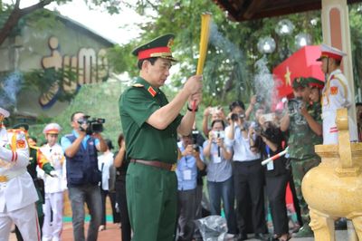 Đại tướng Phan Văn Giang dâng hương, thăm lực lượng tìm kiếm hài cốt liệt sĩ tại TP.HCM