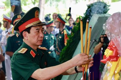 Phó Thủ tướng Phan Văn Giang dâng hương tưởng niệm các anh hùng liệt sĩ tại công viên Lê Thị Riêng