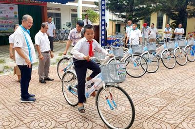 Đắk Lắk: 66 học sinh vượt khó được nhận xe đạp và học bổng
