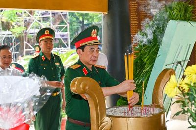 Quân ủy Trung ương dâng hương anh hùng liệt sĩ tại Công viên Lê Thị Riêng