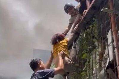 Kịp thời cứu 3 người mắc kẹt trong vụ cháy nhà dân