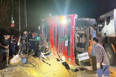 Giải cứu 2 nạn nhân mắc kẹt trong cabin xe tải lật trên quốc lộ 279 ở Lào Cai