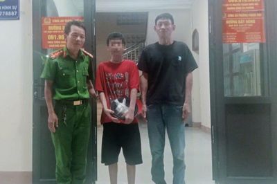 Phát hiện cháu bé bơ vơ giữa chiều tối, công an khẩn trương tìm người thân