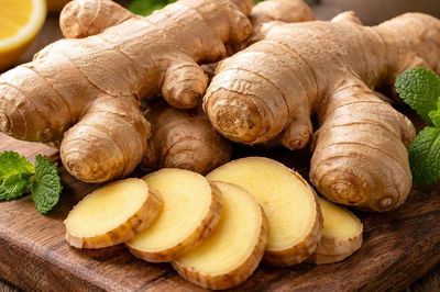 Đặt gói gừng bên cạnh gối trước khi đi ngủ có tác dụng gì? Nhiều người bất ngờ