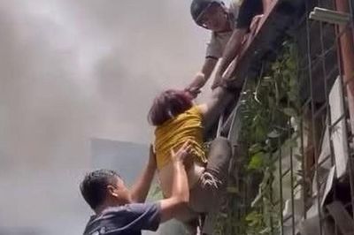 Bức ảnh đẹp nhất lúc này: Giải cứu 3 người mắc kẹt trong căn nhà đang cháy ở Hà Nội