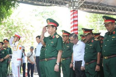 Đại tướng Phan Văn Giang dâng hương tưởng niệm các anh hùng liệt sĩ tại Công viên Lê Thị Riêng