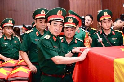 Đại tướng Phan Văn Giang thăm lực lượng tìm hài cốt liệt sĩ tại Công viên Lê Thị Riêng