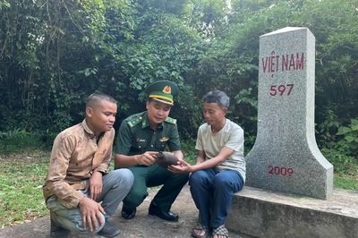 Người dân Lào chỉ vị trí nghi có mộ liệt sĩ tập thể của bộ đội Việt Nam