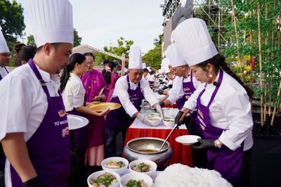 Hơn 30 nghệ nhân lập kỷ lục chế biến 300 tô bún bò Huế cùng lúc