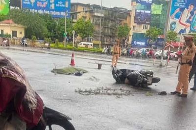 Hà Nội: Va chạm giữa xe máy và ô tô 16 chỗ khiến người phụ nữ tử vong thương tâm