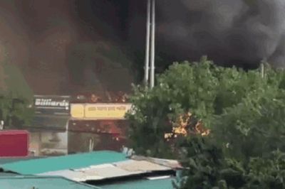 Hà Nội: Cháy lớn tại quán bia ở phường Thanh Liệt, cột khói đen cuồn cuộn bao trùm cả khu vực