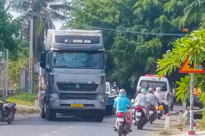 Tỉnh lộ 9 chật hẹp, người dân Khánh Hòa mong sớm được đầu tư mở rộng