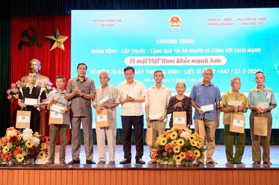 Thứ trưởng Đỗ Xuân Tuyên dự Chương trình khám bệnh, tặng quà tri ân người có công tại Hưng Yên