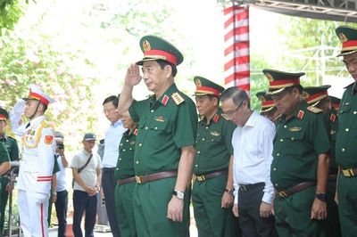 Đại tướng Phan Văn Giang dâng hương tri ân các Anh hùng liệt sĩ tại Công viên Lê Thị Riêng
