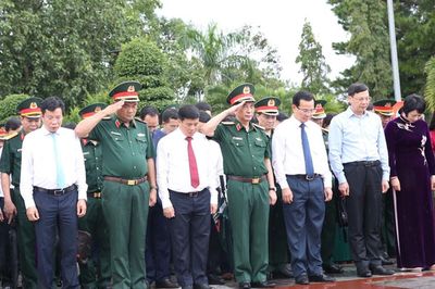 Đại tướng Phan Văn Giang dâng hương tri ân các Anh hùng liệt sĩ tại Nghĩa trang liệt sĩ Đắk Nông