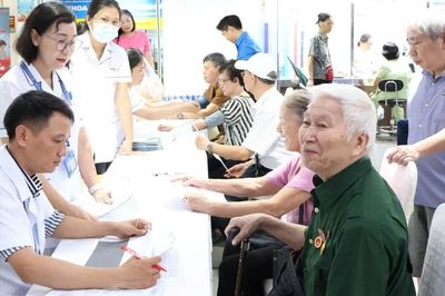 Khám sức khỏe miễn phí cho 100 người cao tuổi diện chính sách nhân Ngày Thương binh - Liệt sĩ